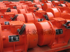 YZS振動(dòng)電機(jī)：加裝防護(hù)外殼，密封性強(qiáng)不易損壞。