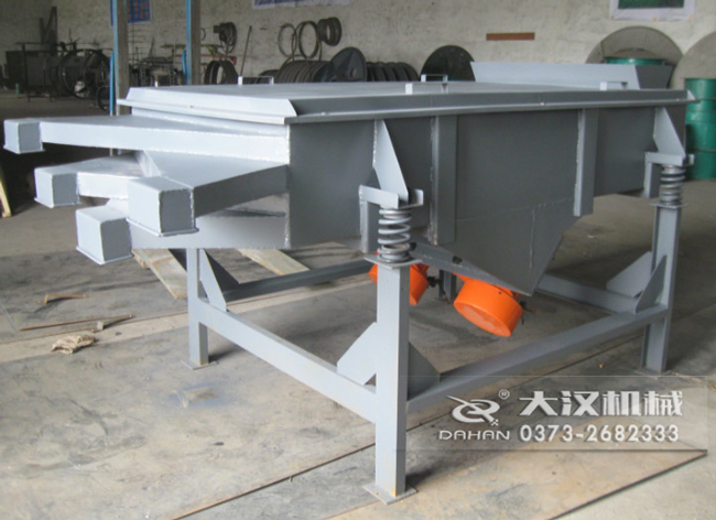  525型直線振動篩采用碳鋼材質(zhì)，有四個出料口可同時篩出5種不同的物料等級。