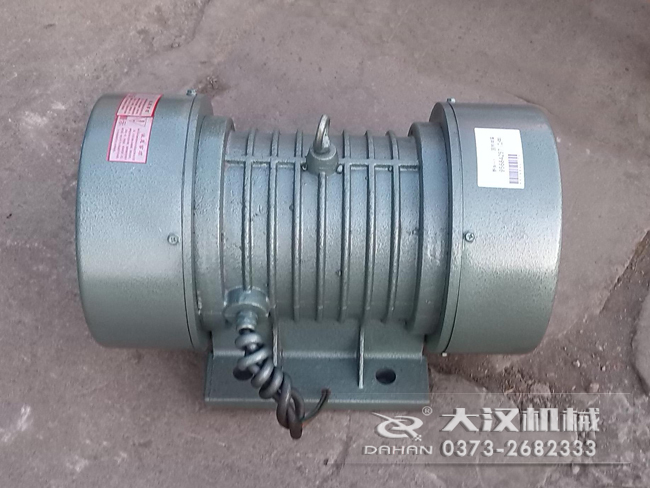 VB振動(dòng)電機(jī)的選型要根據(jù)所匹配產(chǎn)品需要的激振大小，進(jìn)行選擇。