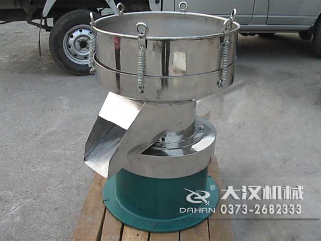 涂料振動篩由：框體，振動斗，出料口，振動電機(jī)底座等部件組成