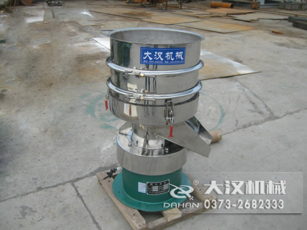 涂料過濾振動篩：利用振動電機(jī)的振動力帶動物料在篩網(wǎng)上進(jìn)行篩分，從而利用篩網(wǎng)孔徑的大小不同，完成涂料的分級，除雜等篩分目的。