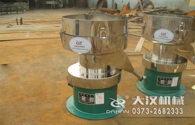 涂料振動篩底部為碳鋼材質(zhì)，上半部分與無聊接觸的為不銹鋼材質(zhì)，這種產(chǎn)品能夠在成本上有所節(jié)約。