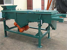 碳鋼加裝料斗的雙層直線振動(dòng)篩。