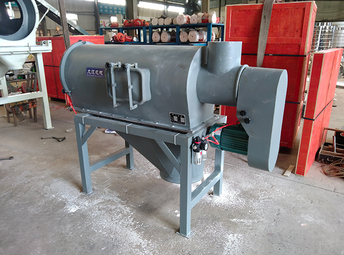 氣流篩采用碳鋼材質(zhì)的外殼，臥式的篩網(wǎng)利用風(fēng)力與物料的離心力對物料進行篩分。產(chǎn)量高，效果好。