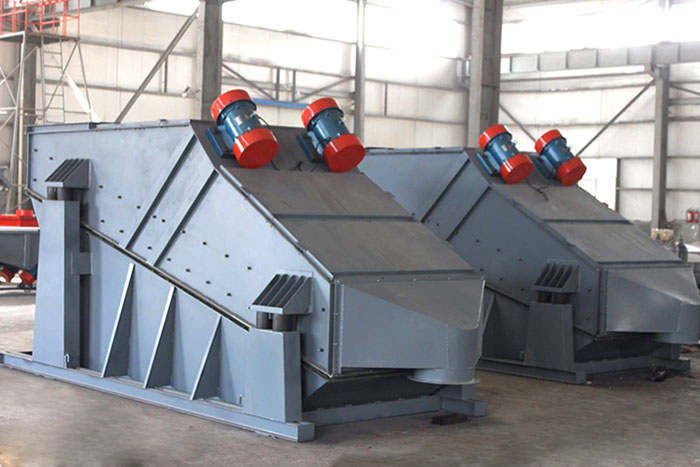 ZSG礦用振動篩采用雙電機振動，電機位置安裝在頂部，便于更好的傳遞振動力。