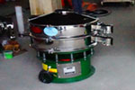 800型單層三次元振動(dòng)篩，產(chǎn)量可達(dá)800kg/h。