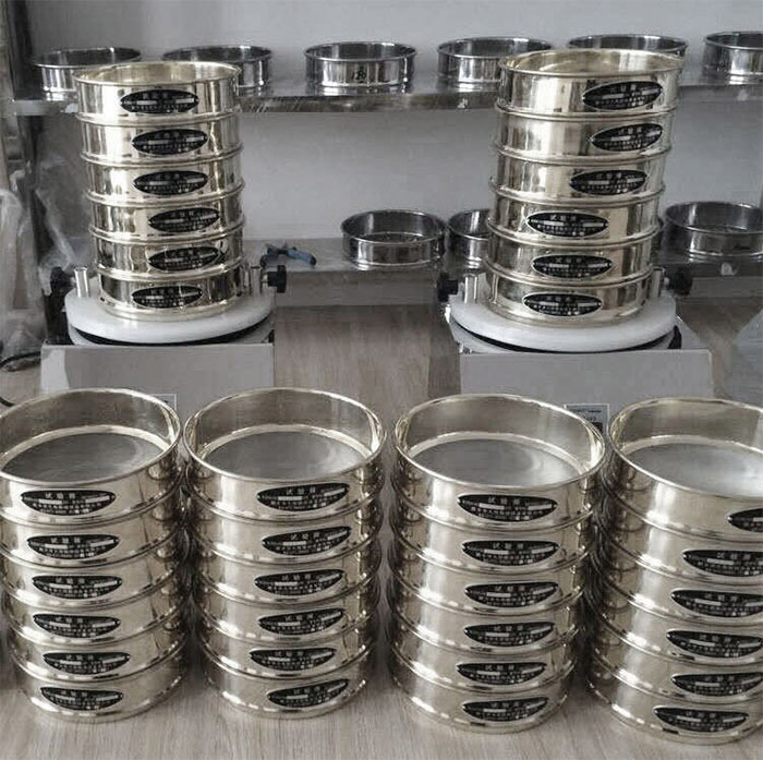 試驗篩采用SUS403不生銹材質(zhì)，篩框壁厚0.6mm經(jīng)久耐用不變形，可耐400°高溫，可用于無機(jī)，有機(jī)溶液。