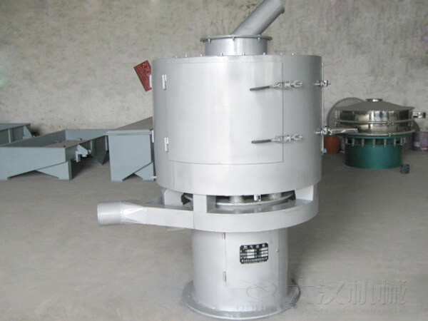 氣流篩與其它普通振動篩不同的是其采用的是立式篩網(wǎng)，篩分主要動力來自風機的吹動帶動物料撲向篩網(wǎng)，從而完成篩分目的。